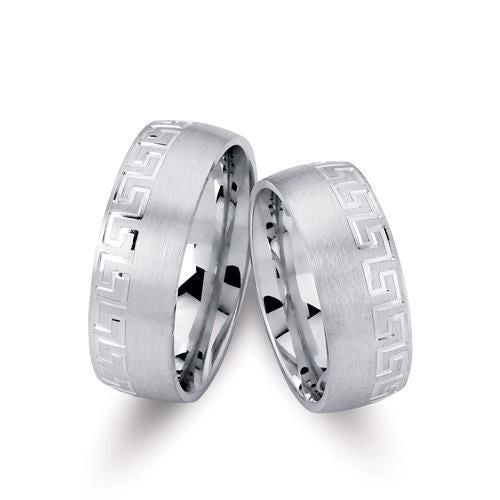 Nuran sølvringe med grafisk bølgemønster i rhodineret sølv – komfortable vielsesringe.