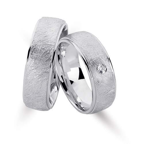 Rustik Nuran vielsesringe i rhodineret sølv med frostet overflade og zirkonia-sten på damering fra Smykkecenter.