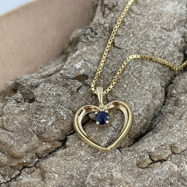 Scrouples hjertevedhæng i 14 kt guld med safir