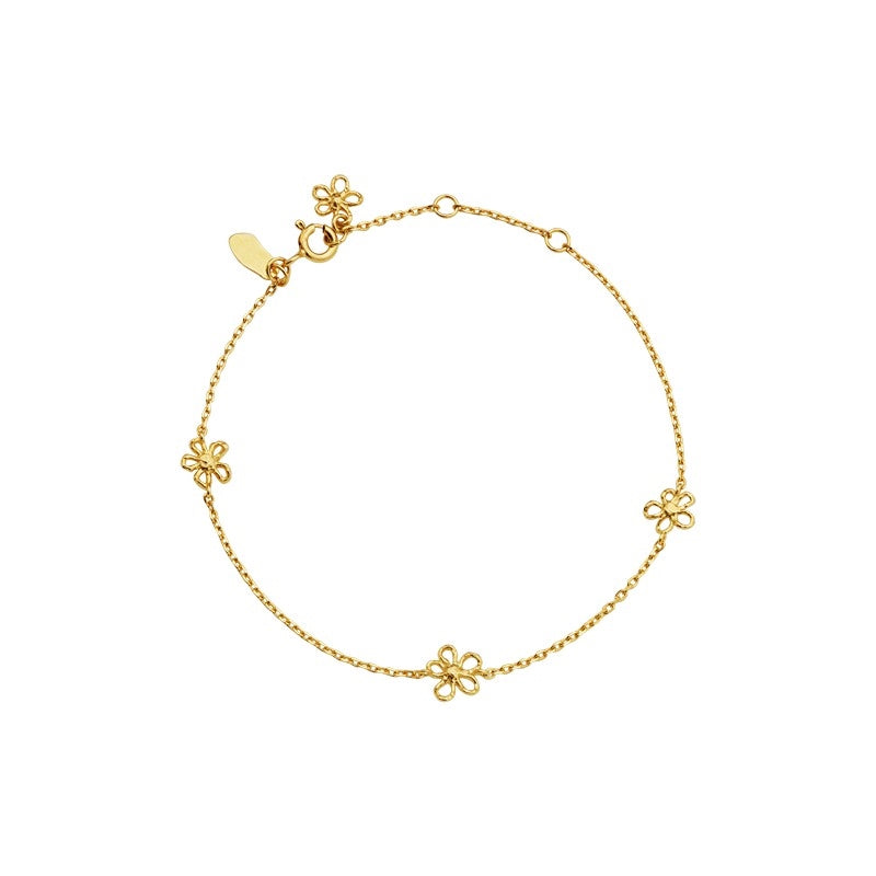 Salwa armbånd i 18 karat forgyldt sølv med blomsterdetaljer fra Maanesten, 16–19 cm.