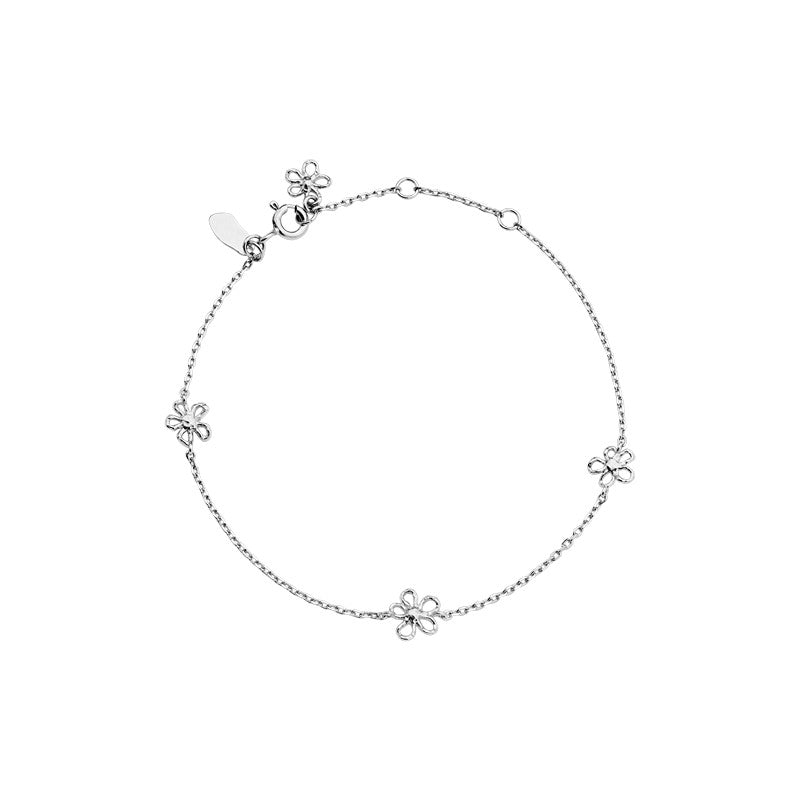 Salwa armbånd i sølv fra Maanesten med små blomstervedhæng, justerbar 16–19 cm.