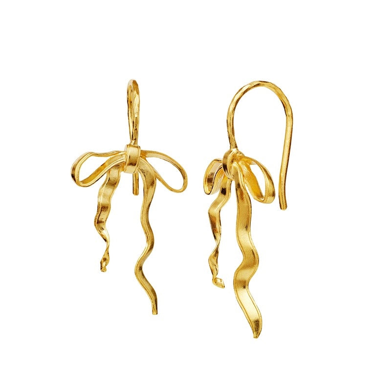 Sanja øreringe i 18 karat forgyldt sølv med sløjfer fra Maanesten