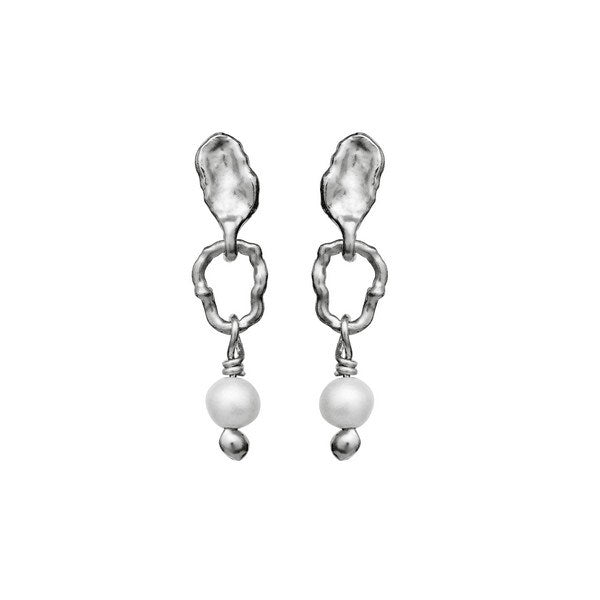 Seraphine øreringe i sølv med perle fra Maanesten, Moonrise magic kollektion – elegante hængende øreringe.