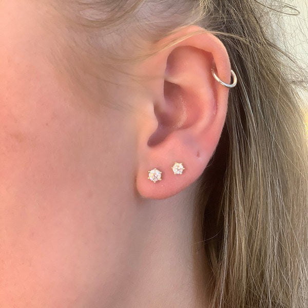 Siersbøl ørestikker i 8 kt guld med 4 mm zirkonia