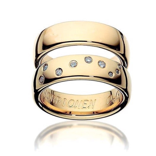 Scrouples vielsesringe i 14 eller 8 karat guld, blanke 6 mm med skorpionens stjernebillede sat med ni diamanter.