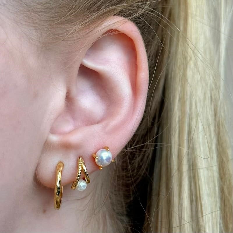 Alma ørestikker i 18 karat forgyldt sølv med ferskvandsperle fra MerlePerle