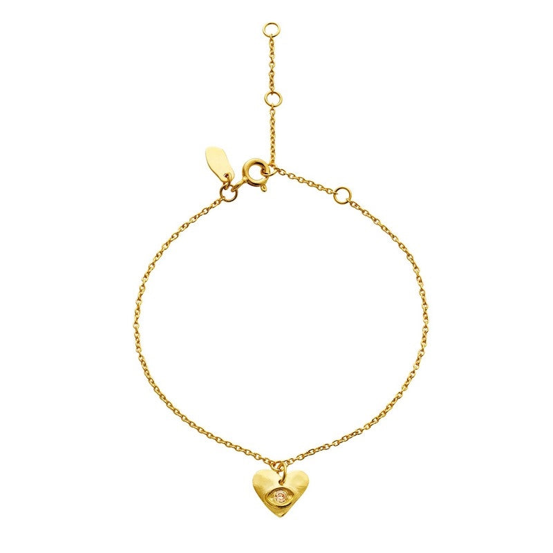 Stacia armbånd i 18 kt forgyldt sølv med hjertevedhæng og øje fra Maanesten.