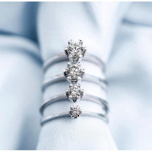 Nuran STAR ring i 14 kt hvidguld med diamant – nærbillede af fatning