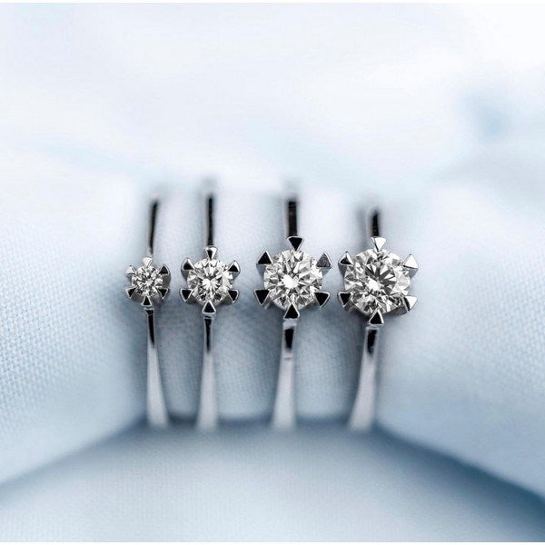 Nuran STAR ring i 14 kt hvidguld med diamant – nærbillede af sten