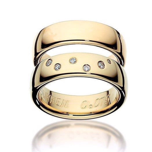 Scrouples vielsesringe i 14 eller 8 karat guld, blanke 6 mm med stenbukkens stjernebillede og diamanter.