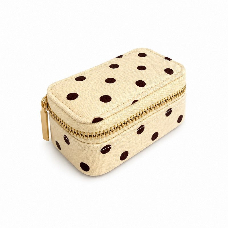 Pico Copenhagen Small Trinket smykkeskrin i bomuld og polyester med dot-mønster i beige og mørkebrune prikker.