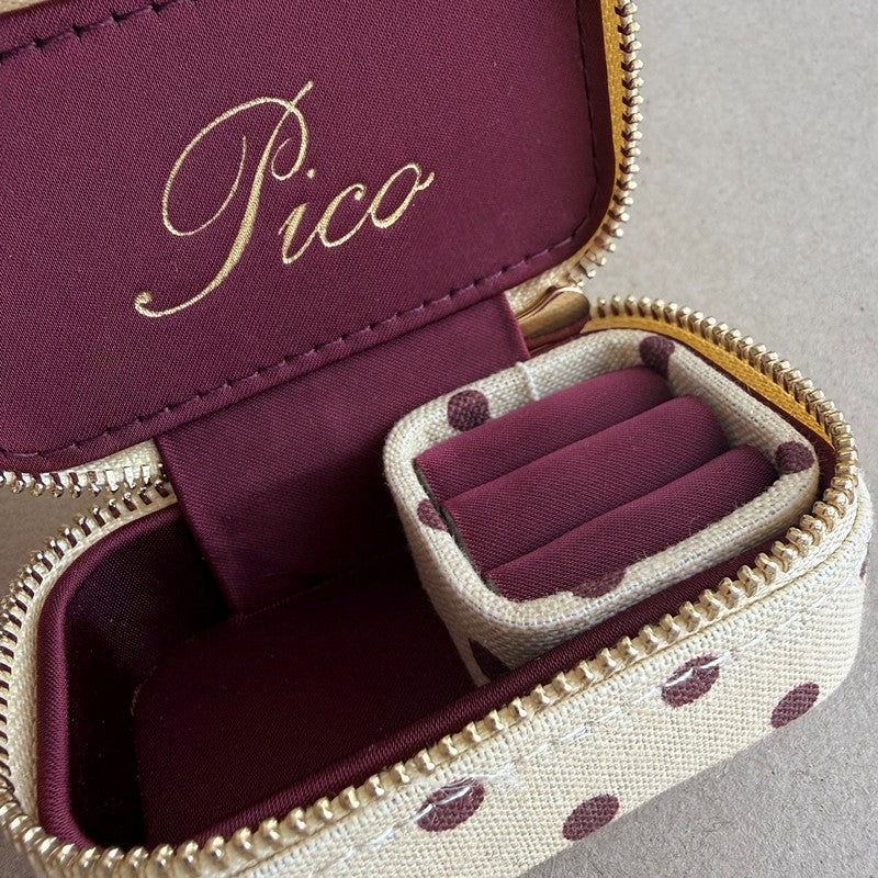 Pico Copenhagen Small Trinket Jewelry Box i tekstil med diskret prikket mønster, set fra siden