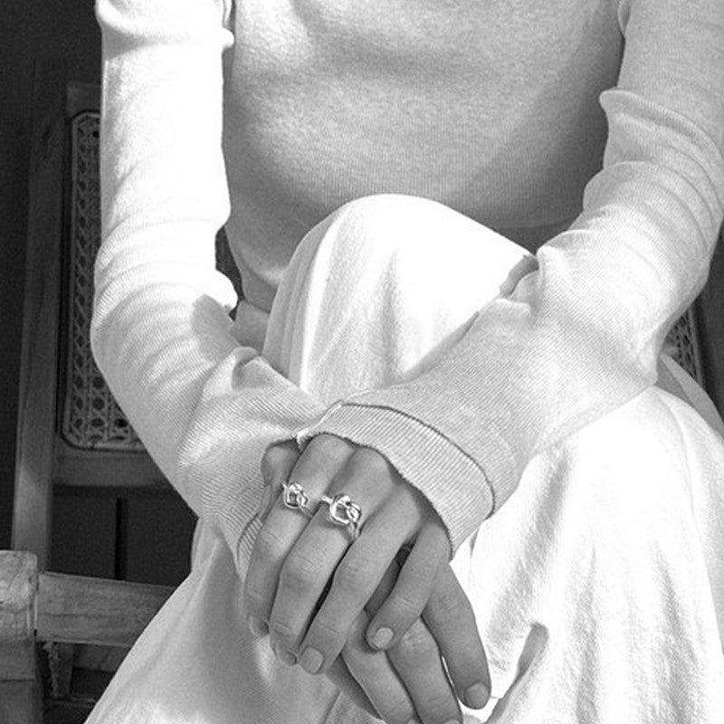 Jane Kønig Tied Heart Ring i sterling sølv – nærbillede af flettet hjerte