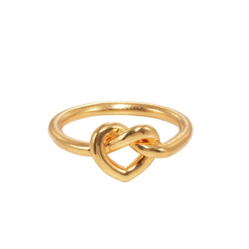 Jane Kønig Tied Heart Ring i forgyldt sterlingsølv med flettet hjerte fra Tied Heart-kollektionen.