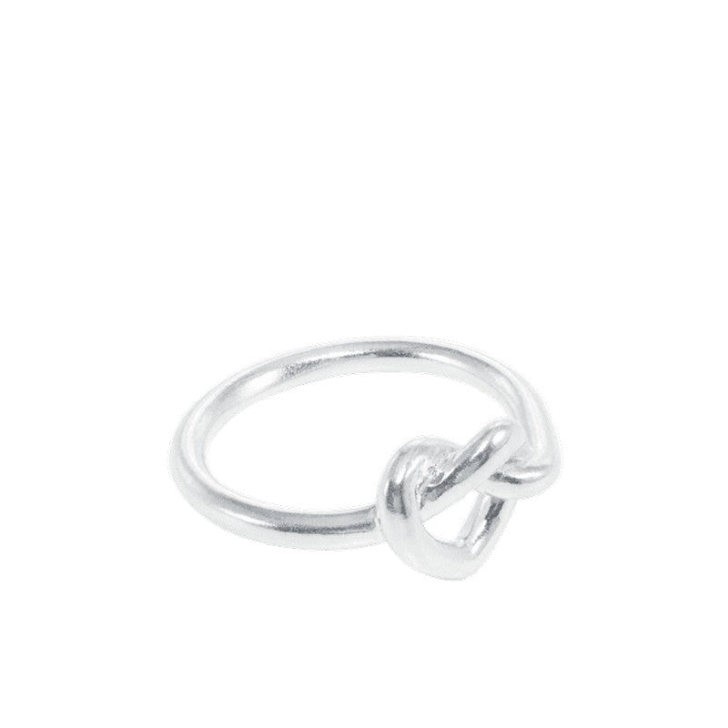 Jane Kønig Tied Heart Ring i sterlingsølv med flettet hjerte – set fra siden