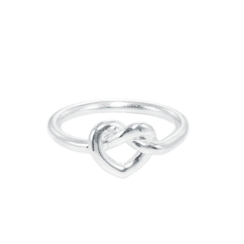 Jane Kønig Tied Heart Ring i sterlingsølv med flettet hjerteformet design.