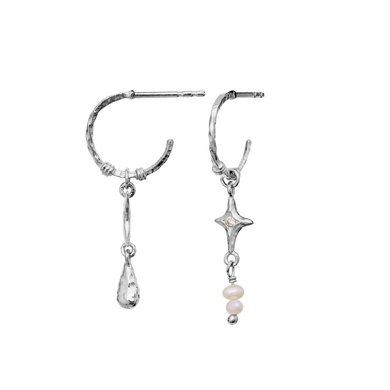 Tamina øreringe fra Maanesten i ægte sølv med asymmetriske vedhæng med zirkoner og ferskvandsperler.