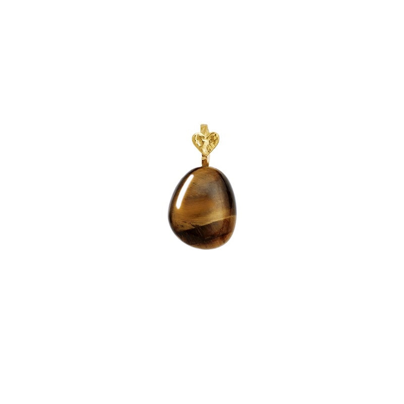 Tiger Eye Earth vedhæng fra Maanesten i 18 kt forgyldt sølv med dråbeformet tigerøje og lille hjerte charm.