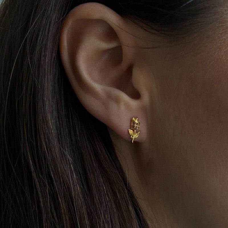 Tulip ørestikker i 22 kt forgyldt sølv med rosa nanokrystaller – Pico Copenhagen