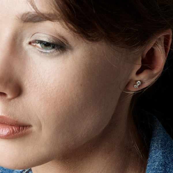 Nuran Twinkle ørestikker i 14 kt guld med 0,26 ct diamanter