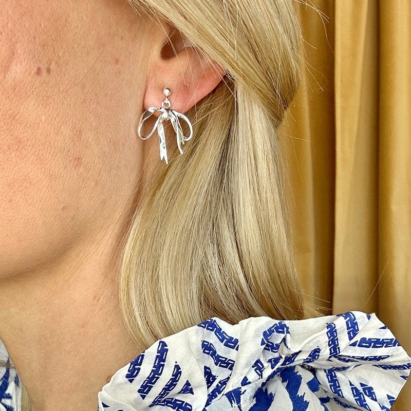 Ribbon ørestikker i forsølvet messing fra Pico Copenhagen