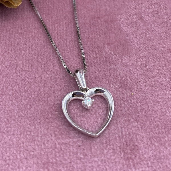 Nuran hjerte vedhæng i 14 kt hvidguld med 0,02 ct diamant og 45 cm kæde