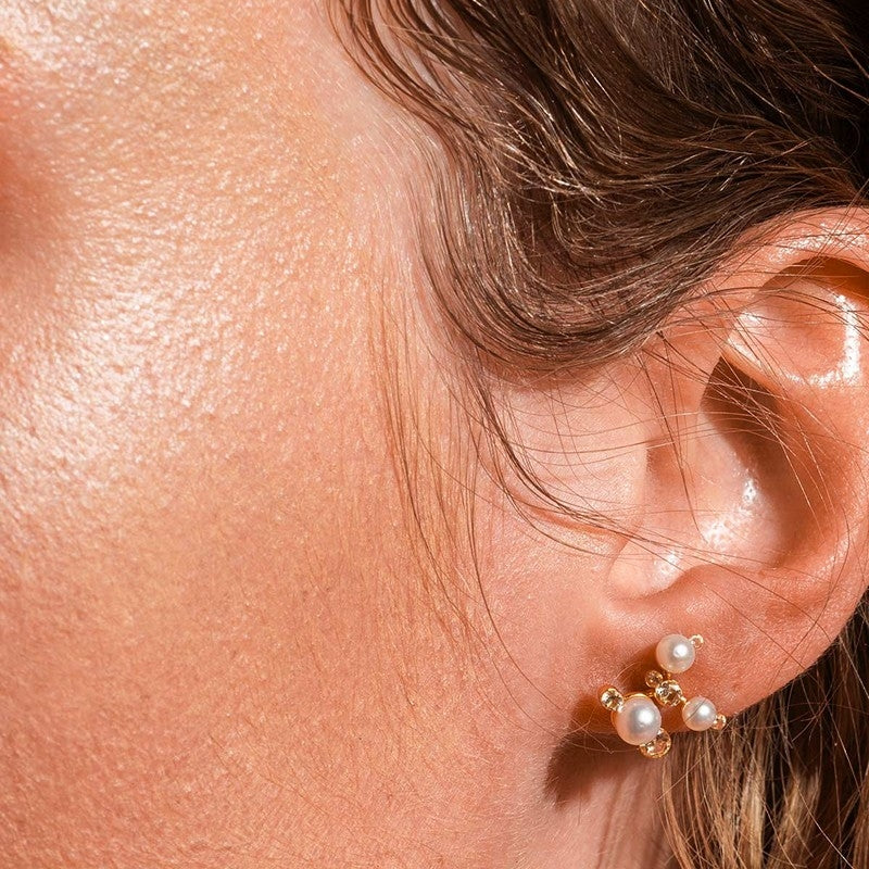 Venus Trinity øreringe i 18 karat forgyldt sølv med perler fra House of Vincent