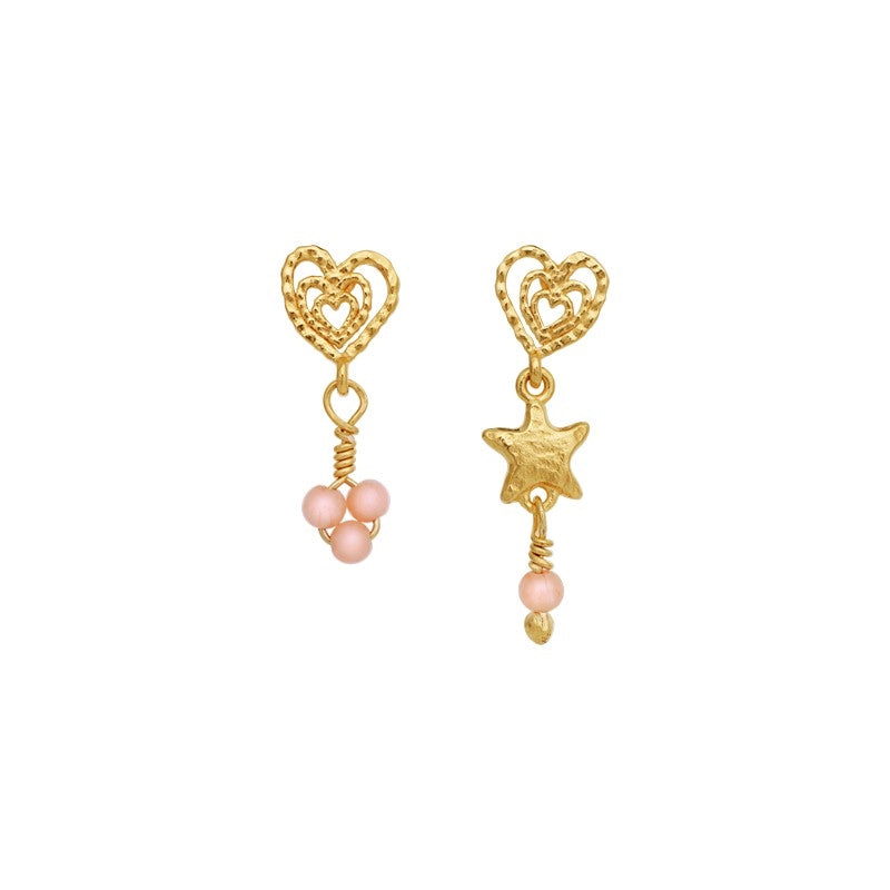 Vibe øreringe fra Maanesten i 18 karat forgyldt sterlingsølv med pink opal – asymmetriske hjerter og stjerne.