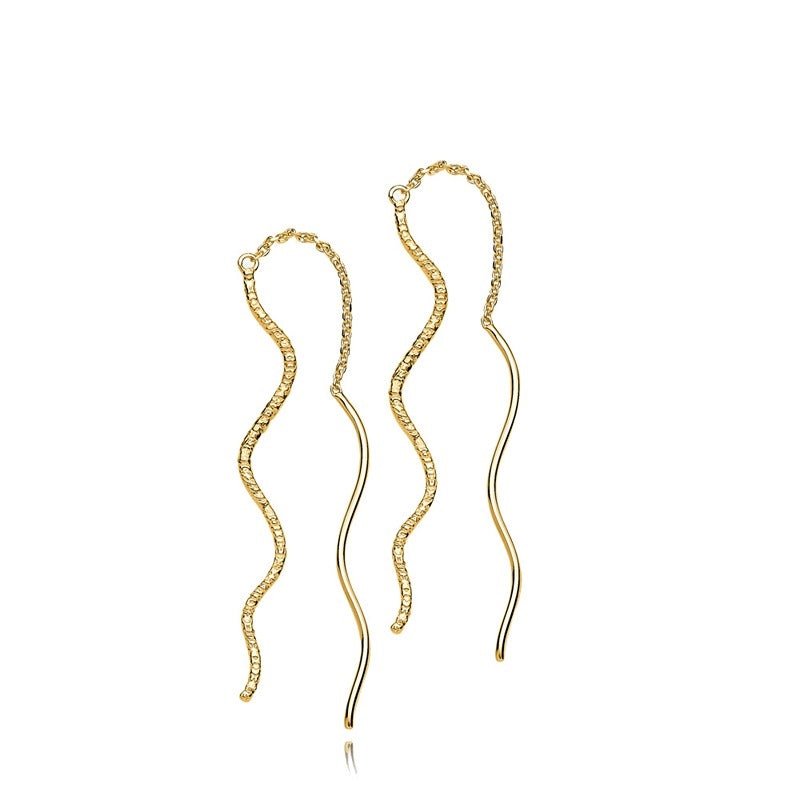 Sistie Wavy øreringe i 18 karat forgyldt sterlingsølv med bølgende, elegante former, 95 mm.