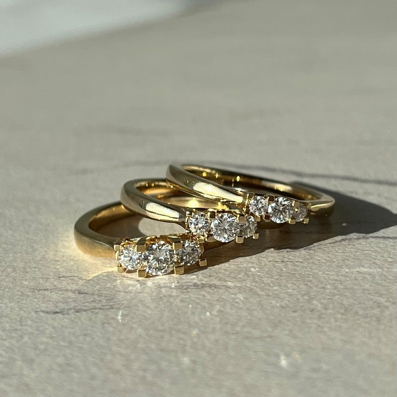 Zoya ring i 14 karat guld med 3 diamanter fra Scrouples (0,18 ct)