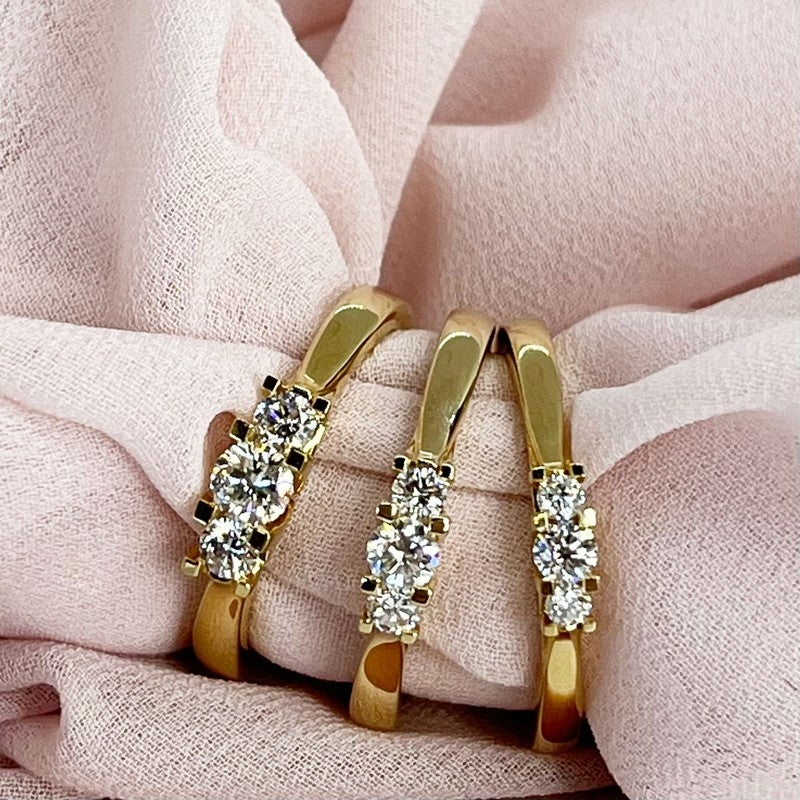 Zoya ring i 14 karat guld med 3 diamanter fra Scrouples (0,46 ct)