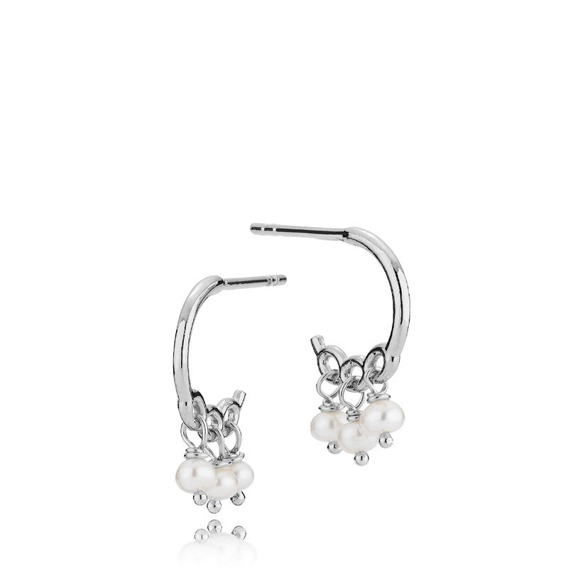 Majesty creoler i sterlingsølv med ferskvandsperler fra Izabel Camille – elegante øreringe med små perler.