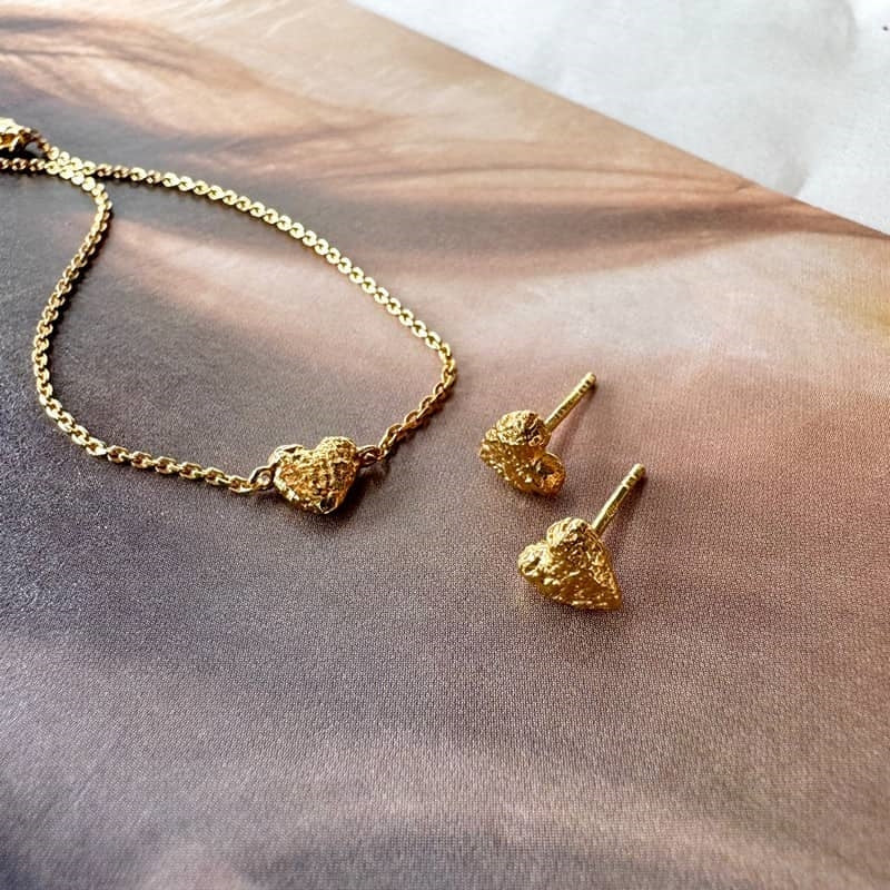 Izabel Camille Love ørestikker i 18 karat forgyldt sølv med hjerte 6x6 mm