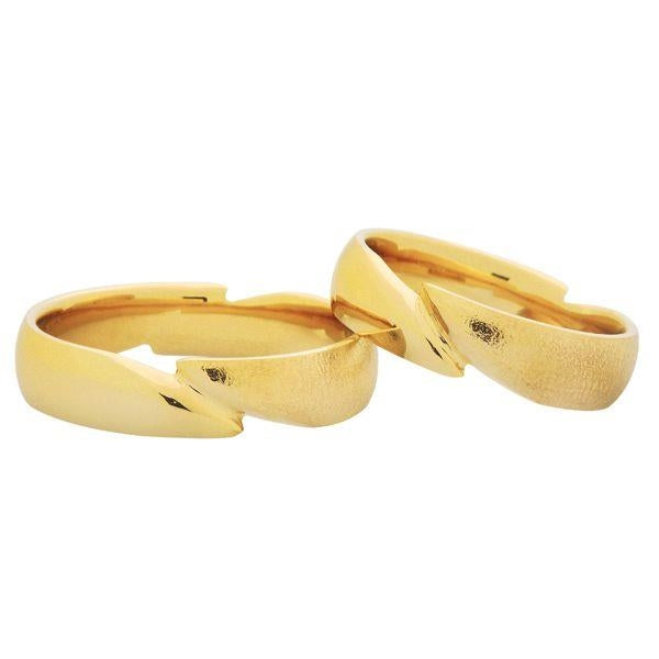 Stilfulde Nuran vielsesringe i 8 eller 14 karat guld med mat og blank overflade.