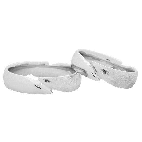 Eksklusive Nuran vielsesringe i 14 kt hvidguld med foldet design og kombineret blank og mat finish.
