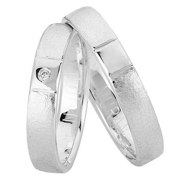 Tidløse Nuran vielsesringe i 14 kt hvidguld med 0,01 ct diamant og matteret overflade.
