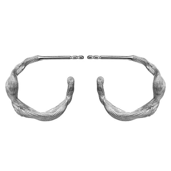 Ara øreringe i sølv fra Maanesten, 15 mm asymmetriske creoler med tekstureret design.