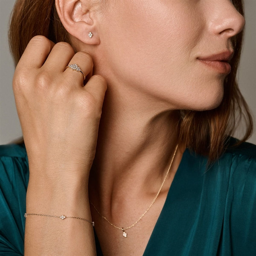 Athene diamantøreringe i 14 kt guld med 0,08 ct fra Nuran