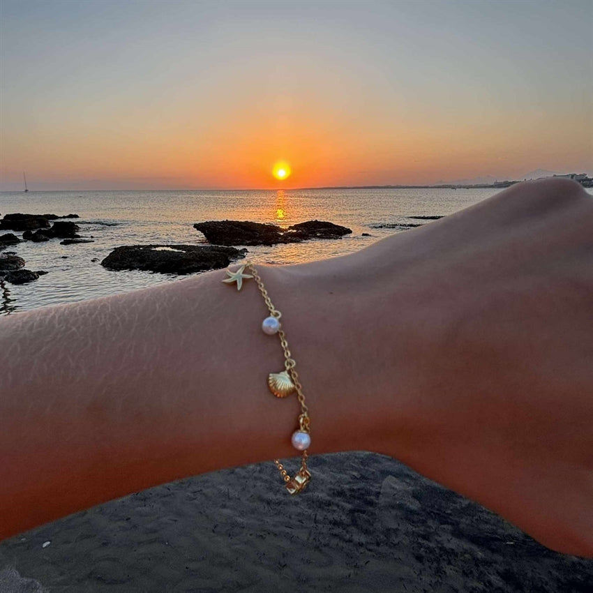 Shelly armbånd i 18 karat forgyldt sølv med perler fra MerlePerle 16+3 cm