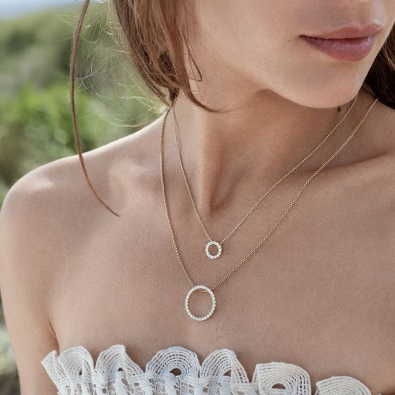 Nuran cirkelvedhæng i 14 karat guld med 0,20 ct diamanter