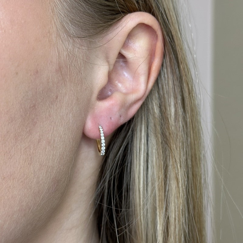 Let oval creol i 8 kt guld med zirkonia – Smykkecenter