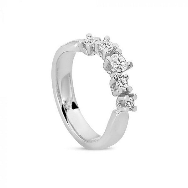 Diamond Twist ring fra Nuran i 14 karat hvidguld med fem asymmetrisk placerede diamanter.