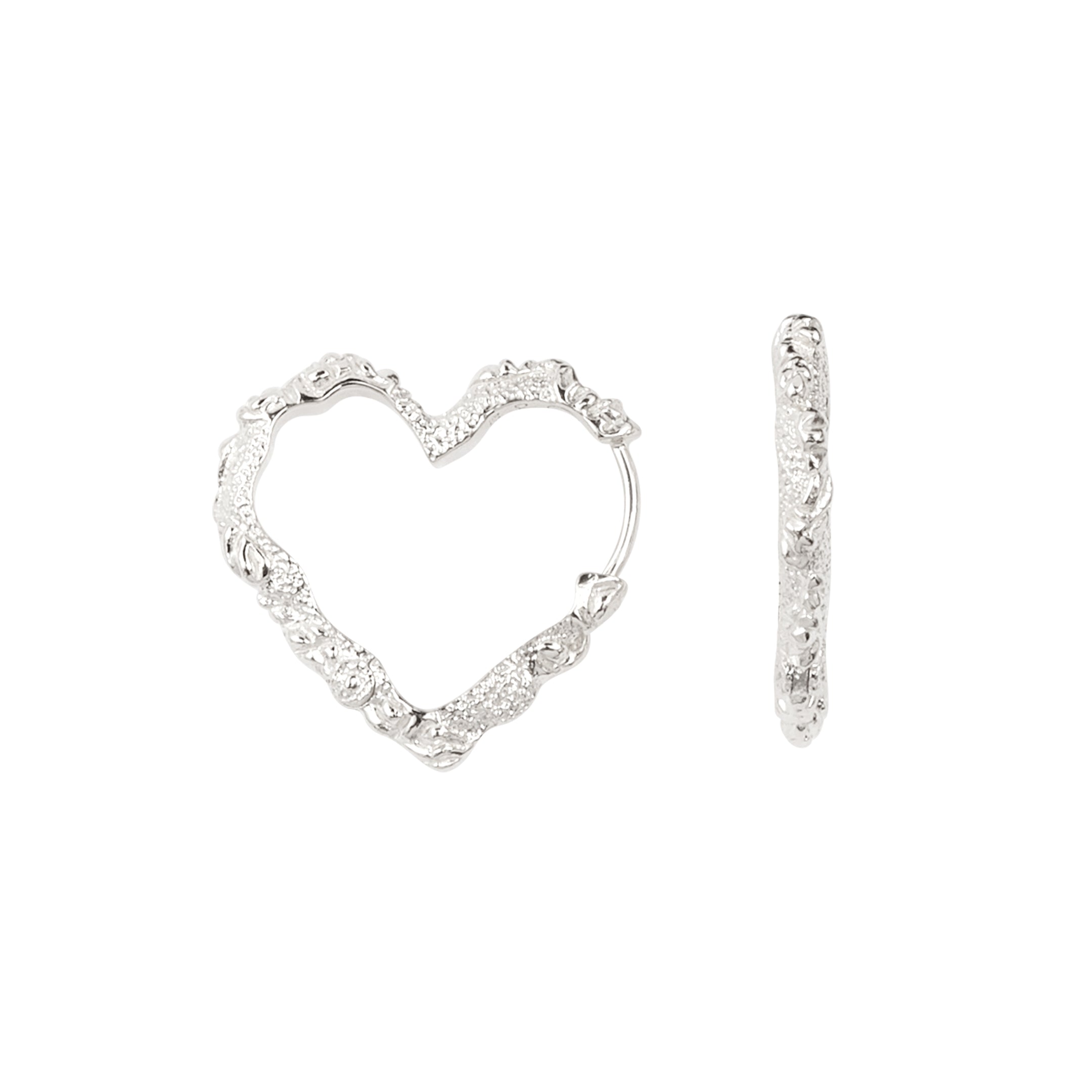 Camille Brinch Heart Crush hoops i 925 sterlingsølv med knust overflade og hjerteform.