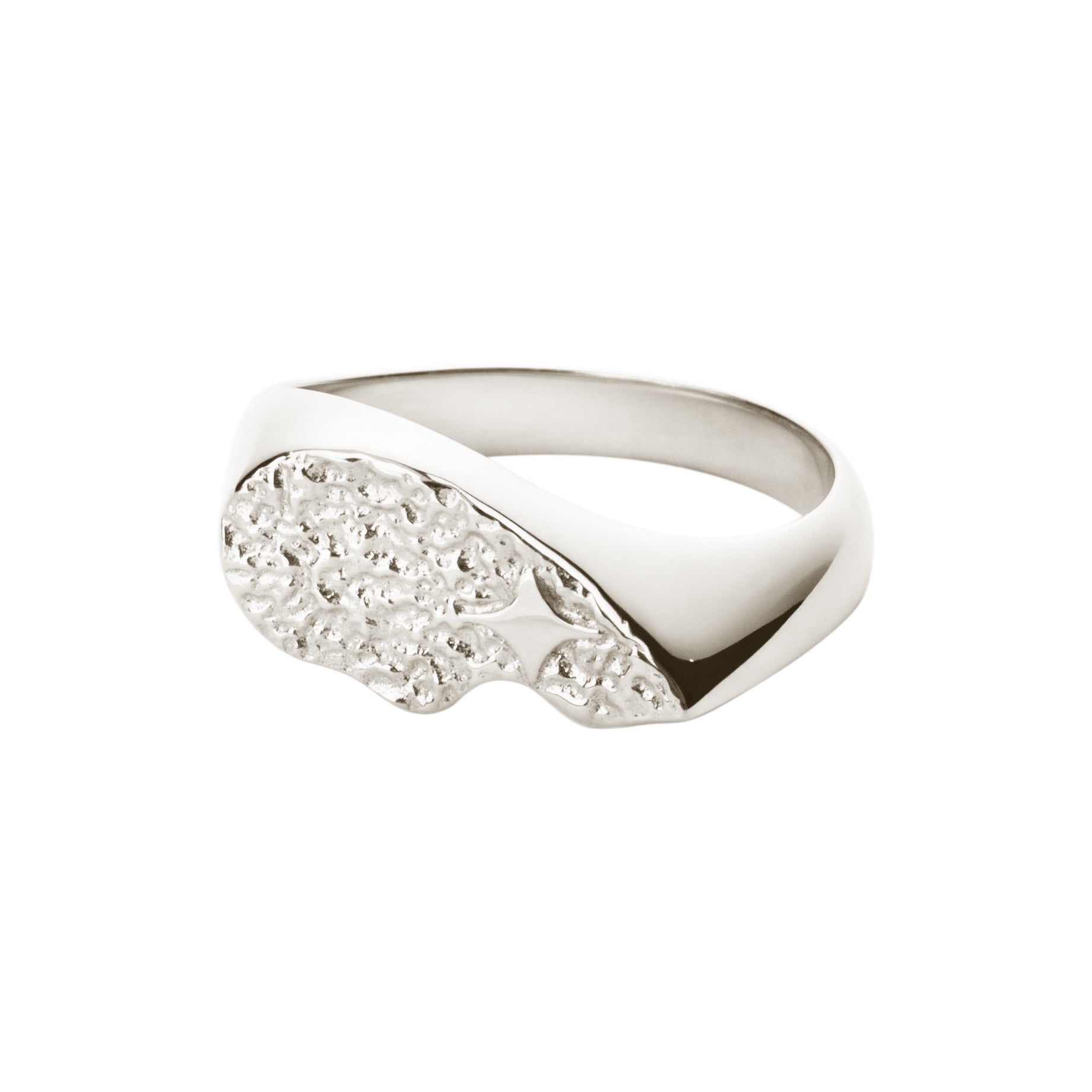 Camille Brinch Textured BFF ring i 925 sterlingsølv med mat, struktureret overflade og glimtende sten.