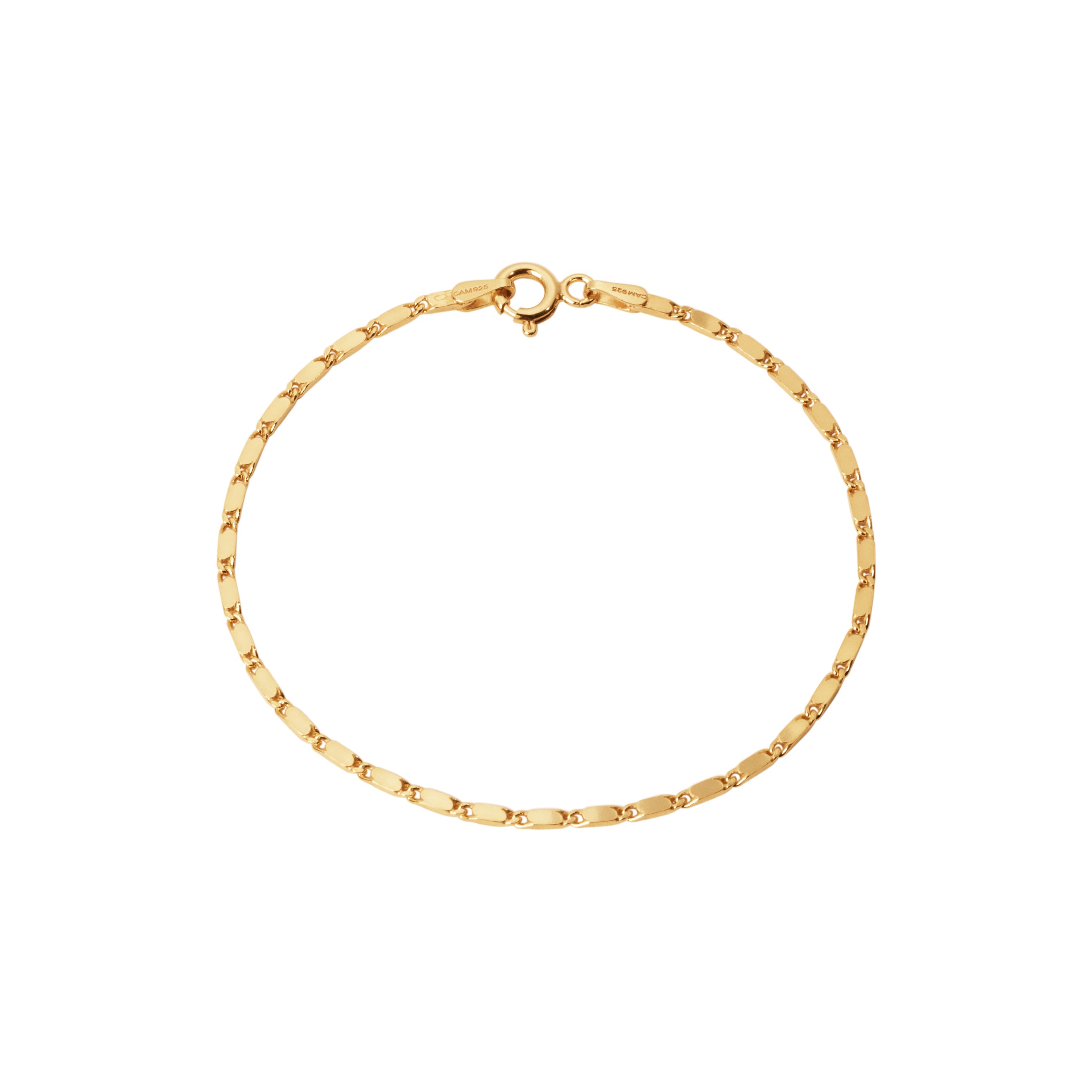 Camille Brinch Small Essentia armbånd i forgyldt 925 sterlingsølv med glat kæde og 22 karat guldfinish.