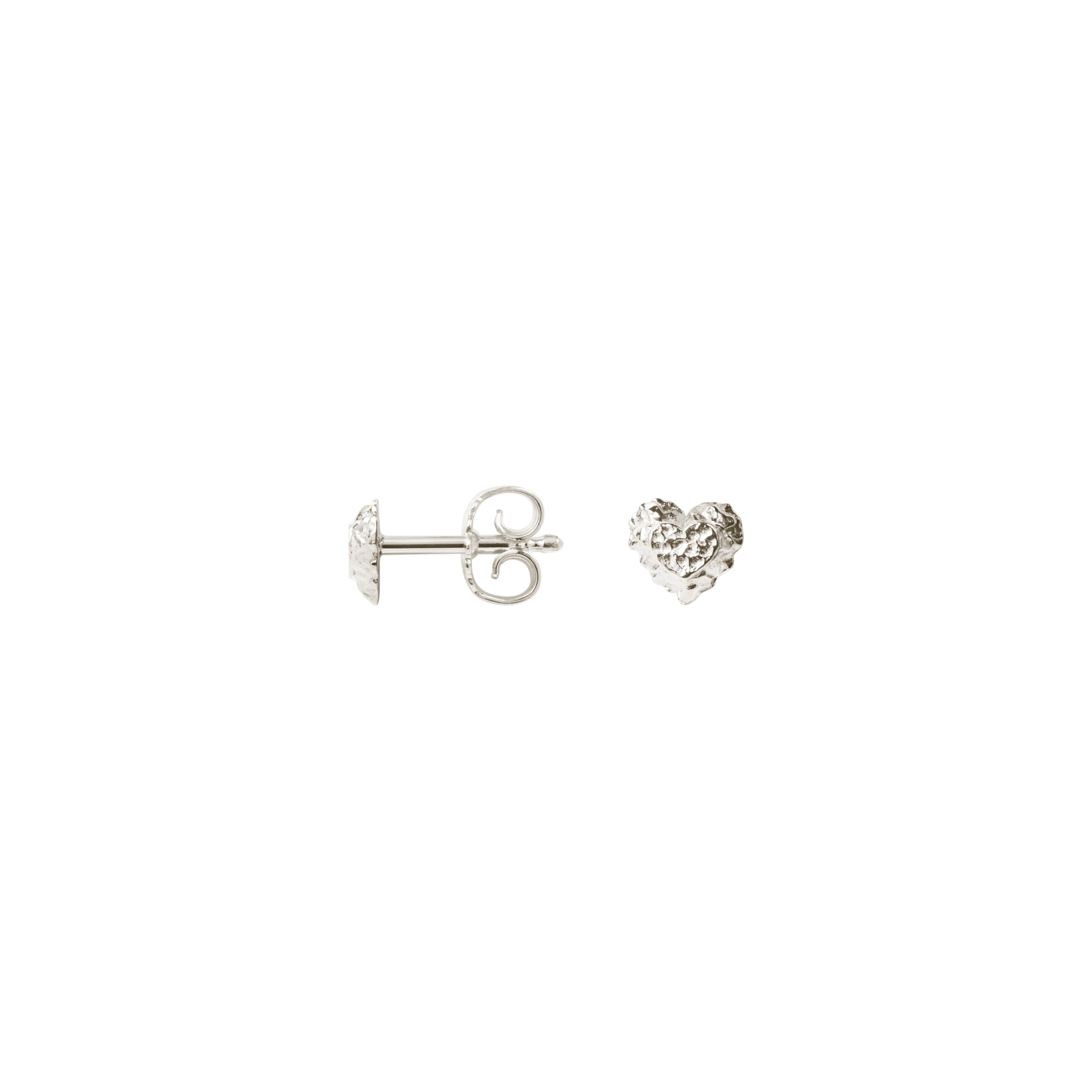 Camille Brinch Sparkly Heart sølvøreringe i 925 sterlingsølv med funklende sten i hjerteform.