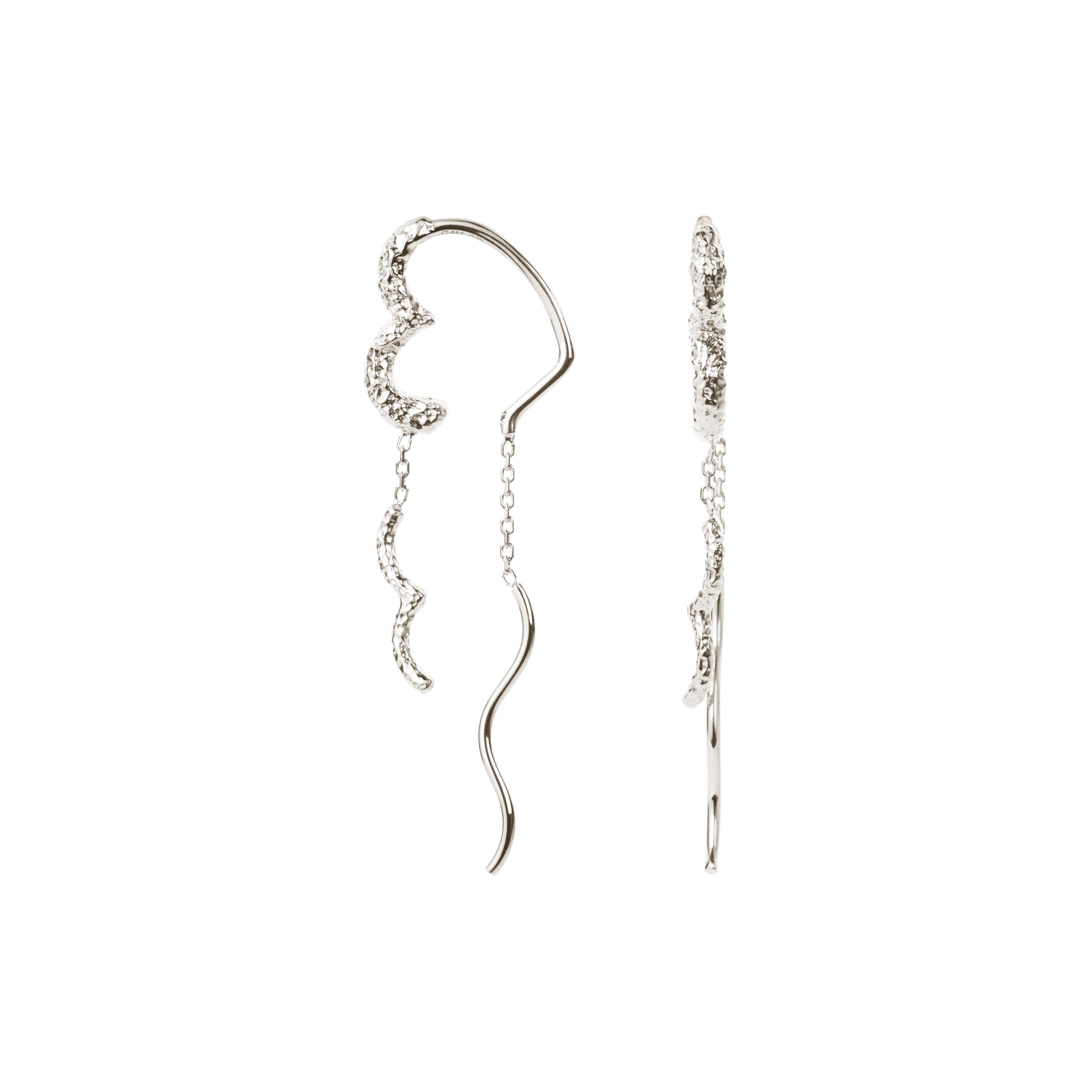 Camille Brinch Wavy Sparkly Heart øreringe i 925 sterlingsølv – bølget ørelinje med hjerteformede led.