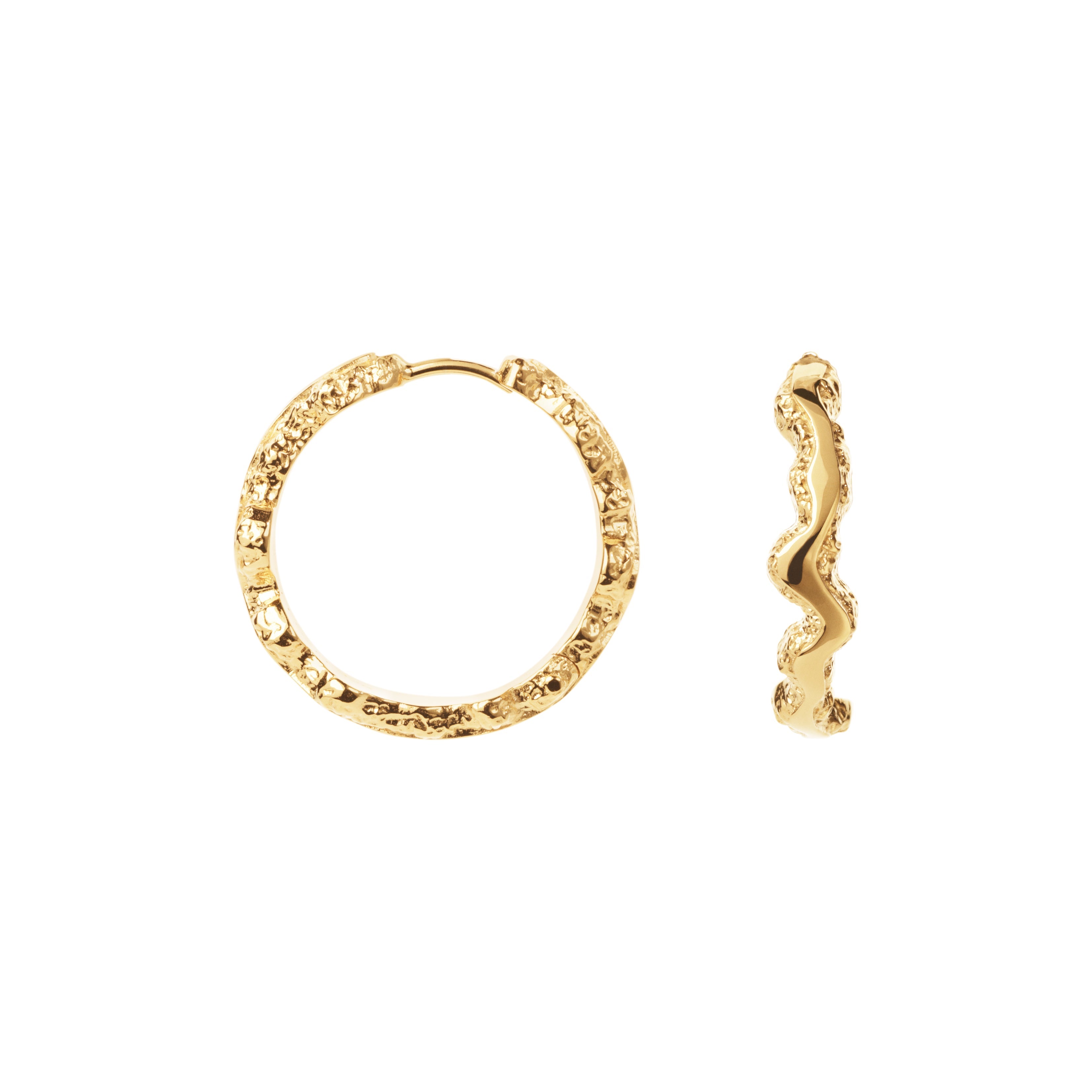 Camille Brinch store shiny hoops i 925 sterlingsølv med 22 karat forgyldning – store forgyldte øreringe med rustik struktur.