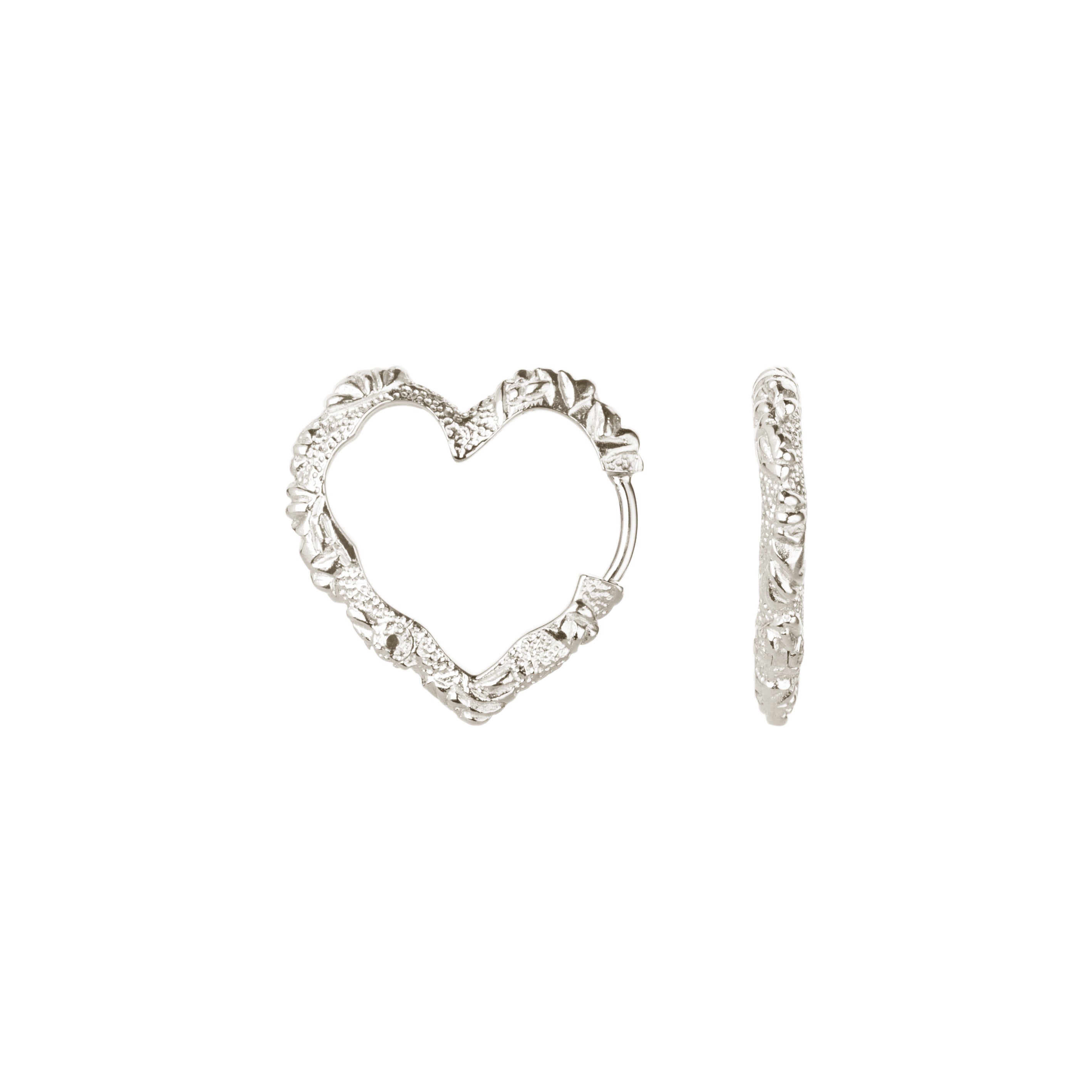 Camille Brinch Medium Heart Crush hoops i 925 sterlingsølv med ru og struktureret hjerteformet design.