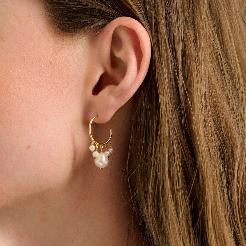 Bay hoops øreringe i sølv med perler fra Pernille Corydon